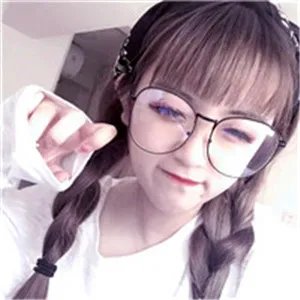 戴眼镜的美女微信头像第1张