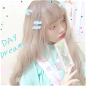 女生带贴纸的头像第1张