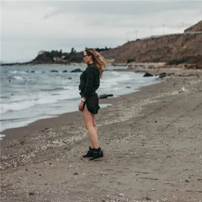 海边女生背影头像第1张