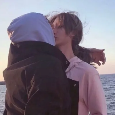 高清一对两张超甜的浪漫情侣双人头像图片第1张