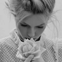 唯美带花的欧美女生qq个性头像第1张