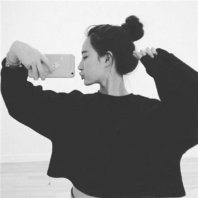 qq唯美女生黑白头像忧郁第1张