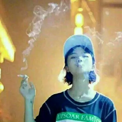 超拽霸气的抽烟女生qq头像伤感第1张