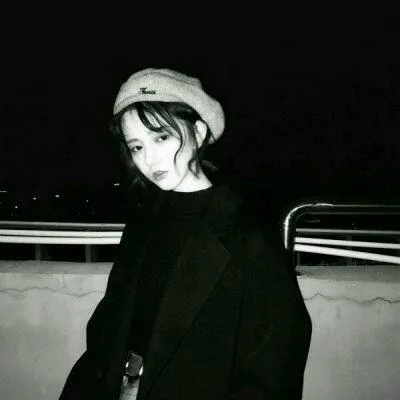 qq头像女生黑白世界你融入不了第1张