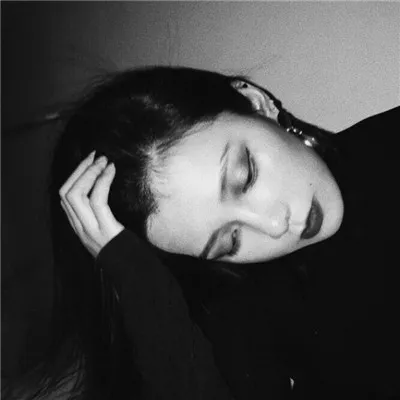 qq女头像高冷黑白图片新版第1张