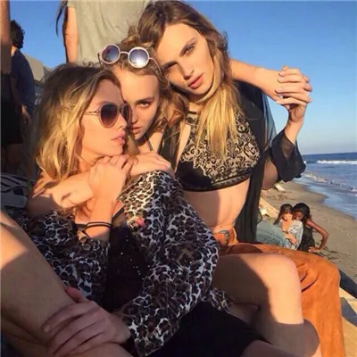 欧美姐妹三人头像搞怪qq群头像第1张