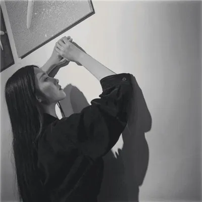 qq伤感的黑白头像落寞的你第1张