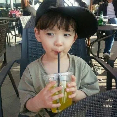 qq头像可爱呆萌小男孩高清第1张