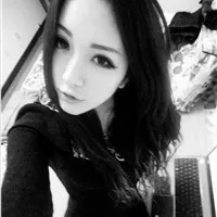 黑白风格的微信头像女生设计第1张