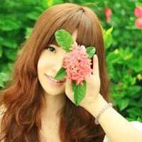 带微笑的很迷人的女生微信头像第1张