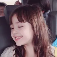 可爱小女孩微信头像欧美风第1张