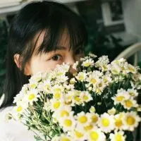 最新唯美女生抱花微信头像大全第1张