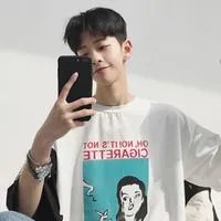 帅气拿手机耍酷的男生微信头像大全第1张