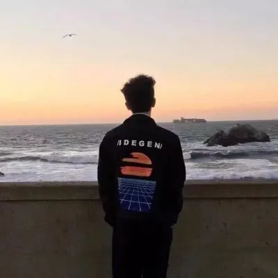 落寞帅气的男生伤感微信头像第1张