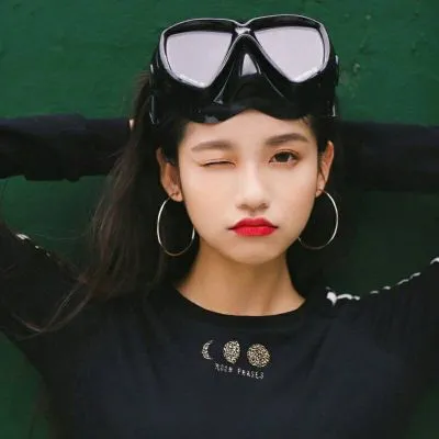 最美女生图片小清新可爱微信头像第1张