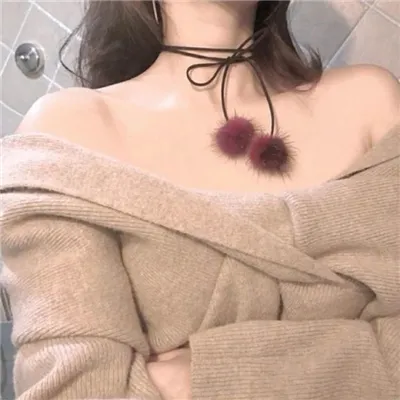 最新长发露锁骨的女生陌陌头像第1张