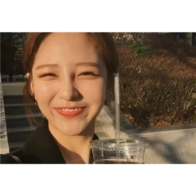 微信特别酷的头像女生白边高清第1张