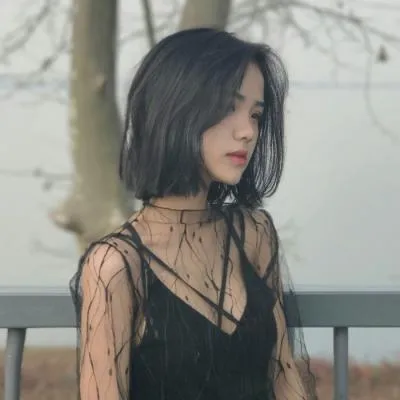 短发女生侧脸微信头像有意境好看的第1张