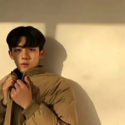 高冷个性小丑男生微信头像第1张