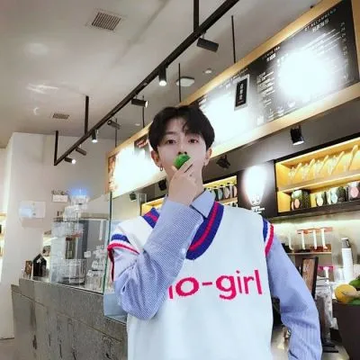 青春干净的帅气男生头像微信第1张