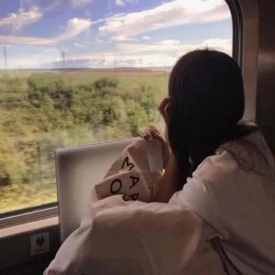 女生伤感落寞微信背影头像第1张