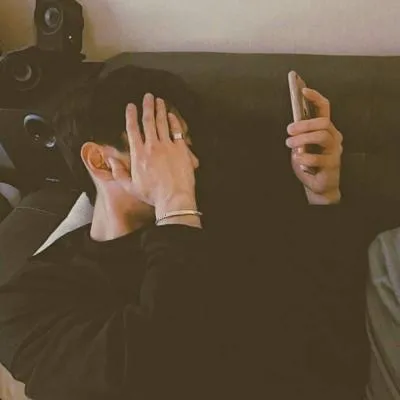 超拽帅气手机控男生微信头像第1张