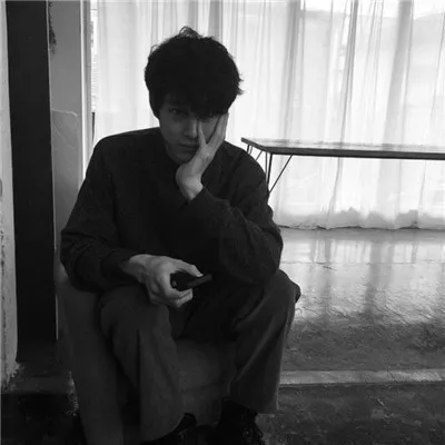 微信伤感的男生头像黑白色系第1张