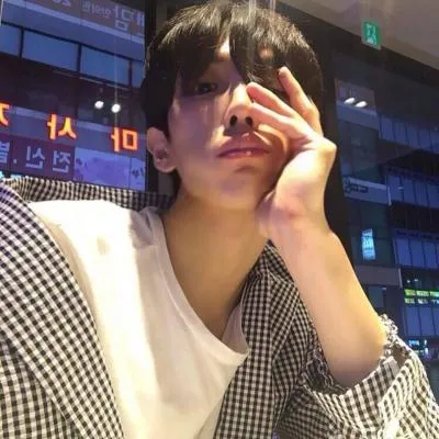 有一点高冷帅帅的微信帅哥头像第1张