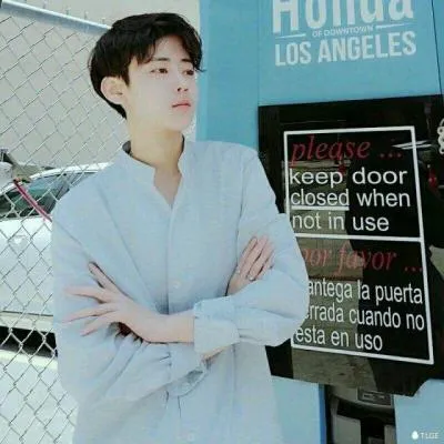 伤感失落有点迷茫的男生微信头像第1张