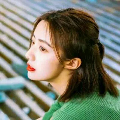 有气质短发美女头像微信高冷范第1张