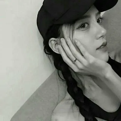 女生微信黑白头像冷酷霸气第1张