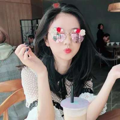 搞怪清纯的女生微信头像最新第1张