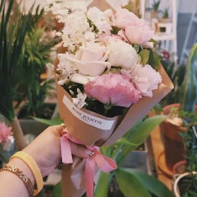 高清好看手拿唯美花束头像图片第1张