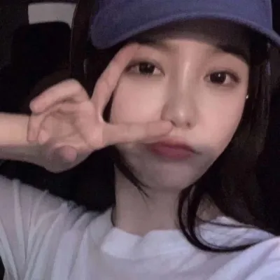 高冷气质美女微信头像第1张