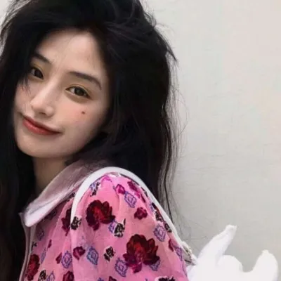 最新微信女生干净气质舒服好看头像第1张