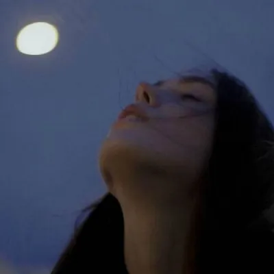 美女伤感惆怅的个性微信头像第1张