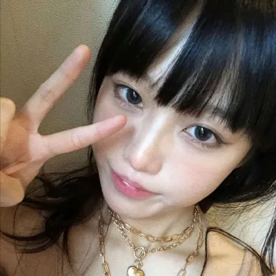 2021简单大方有气质女生微信头像第1张