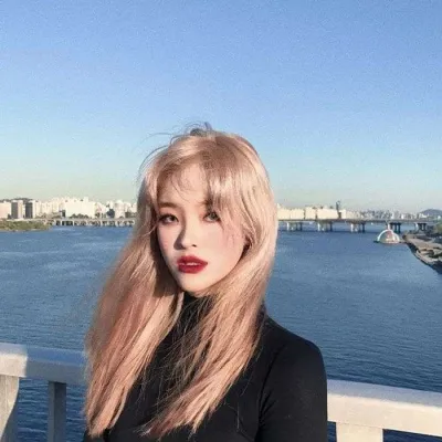 2021宝藏女孩真人气质微信头像第1张