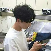 颓废忧伤的帅气男生头像大全第1张