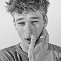 男生灰白欧美头像第1张