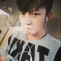 时尚大气的男生陌陌头像第1张