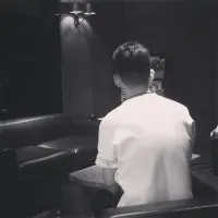 孤独男生黑白意境头像第1张