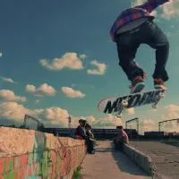 男生头像背影玩滑板帅气欧美第1张