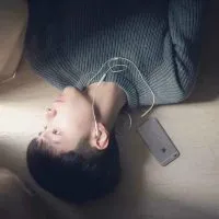 忧郁系的90后男生头像第1张