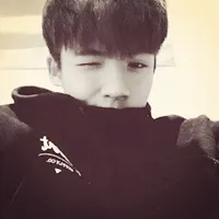 帅气男生抛媚眼撩妹头像第1张