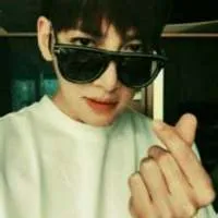 戴墨镜的帅气男生头像第1张