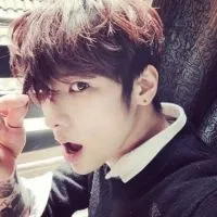 阳光系90后男生帅气头像图片大全第1张