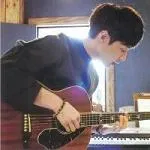 弹吉他的男生帅气头像大全第1张