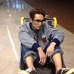 帅气的男生头像戴古铜眼镜第1张