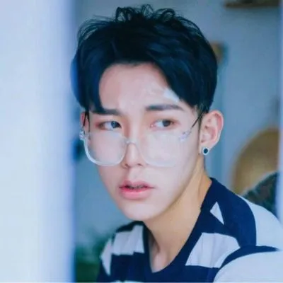 超帅气超冷酷的男生头像戴眼镜第1张